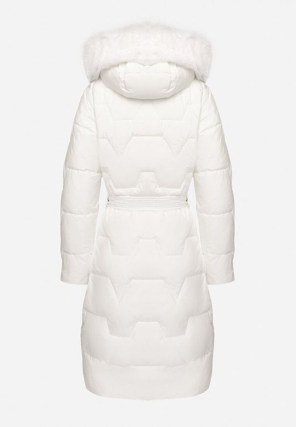 Born2be - Biała Pikowana Kurtka z Wiązanym Paskiem i Kapturem z Futerkiem Veratta. Okazja: na co dzień. Kolor: biały. Materiał: futro. Długość rękawa: długi rękaw. Długość: długie. Styl: casual, elegancki