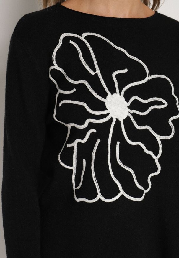 Born2be - Czarny Sweter Ozdobiony Haftowanymi Kwiatami Halatusea. Okazja: na co dzień. Kolor: czarny. Materiał: jeans. Wzór: kwiaty, aplikacja, haft. Styl: klasyczny, casual