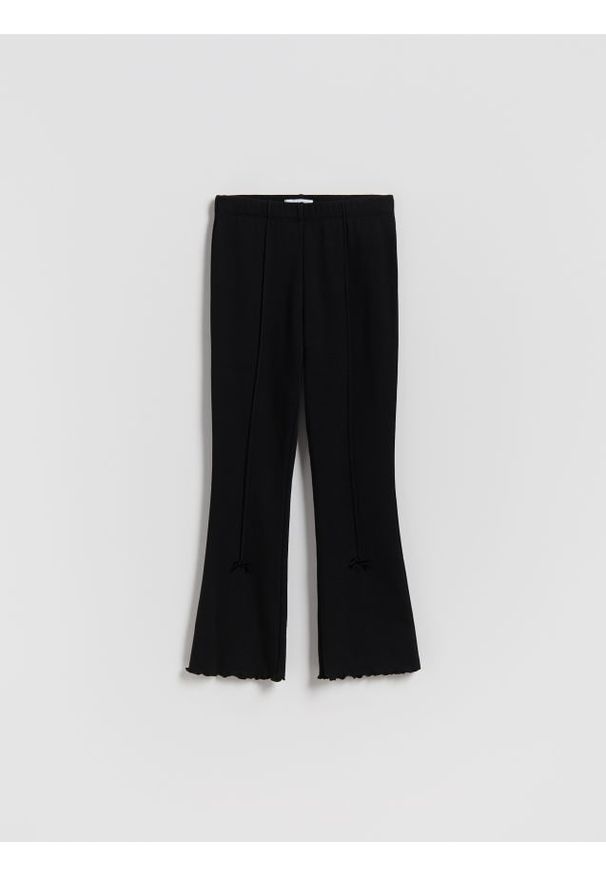 Reserved - Ocieplane legginsy flare z kokardkami - czarny. Kolor: czarny. Materiał: dzianina