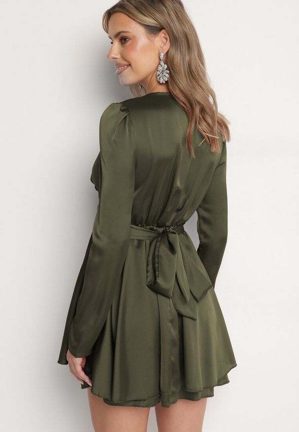 Born2be - Zielona Satynowa Sukienka Mini z Głębokim Dekoltem i Wiązaniem z Tyłu Liadan. Okazja: na imprezę. Kolor: zielony. Materiał: satyna. Styl: elegancki. Długość: mini