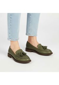 Mokasyny damskie Armodo, cholewka ze skóry naturalnej o gładkim wykończeniu z dekoracyjnymi frędzlami na podbiciu, zielone, 1726. Okazja: na co dzień, na spotkanie biznesowe, do pracy. Kolor: zielony. Materiał: skóra. Szerokość cholewki: normalna. Wzór: gładki. Styl: casual, biznesowy, elegancki #1