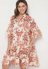 Born2be - Czerwona Rozkloszowana Sukienka z Lnem z Metalicznym Nadrukiem Filasenia. Okazja: na spacer. Typ kołnierza: kołnierz z falbankami, dekolt w kształcie V. Kolor: czerwony. Materiał: len. Wzór: nadruk. Sezon: lato. Styl: elegancki #6