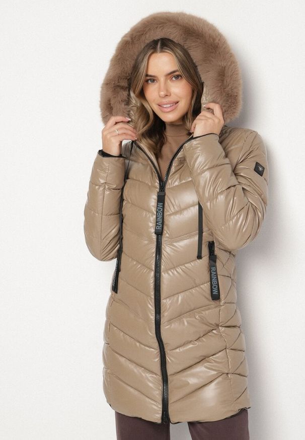 Born2be - Brązowa Pikowana Kurtka o Taliowanym Kroju z Kapturem z Futerkiem Naleanna. Okazja: na co dzień. Typ kołnierza: kaptur. Kolor: brązowy. Materiał: futro. Styl: casual