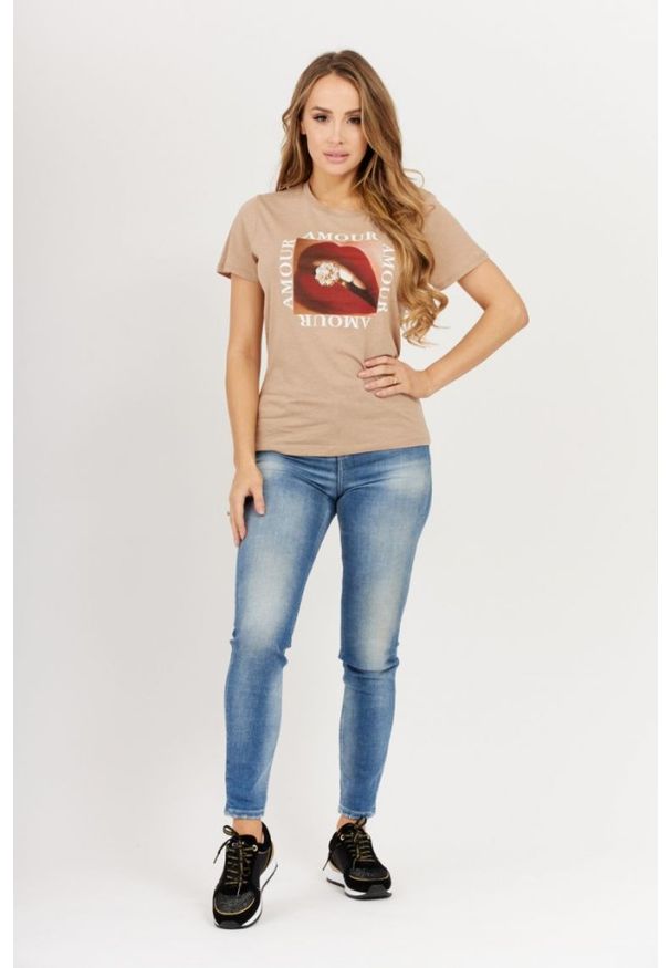 Guess - GUESS Beżowy t-shirt damski z nadrukiem amour, Rozmiar S. Kolor: beżowy. Materiał: bawełna. Wzór: nadruk