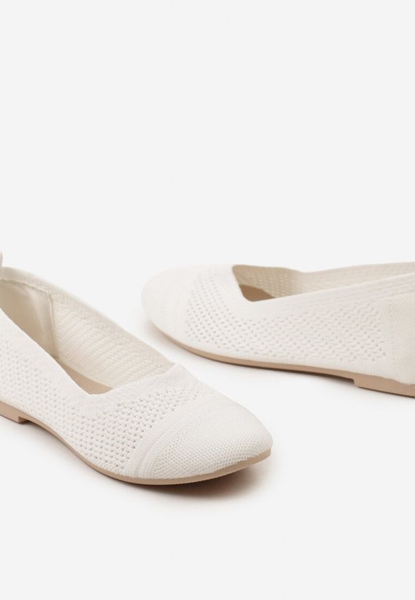 Renee - Białe Płaskie Balerinki z Siateczkowego Materiału Nelibra. Okazja: na spotkanie biznesowe, na co dzień. Kolor: biały. Materiał: materiał. Styl: elegancki, biznesowy, casual