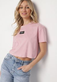 Born2be - Różowy Bawełniany T-shirt Crop Top z Naszywką Adivios. Okazja: na co dzień. Kolor: różowy. Materiał: bawełna. Długość: krótkie. Wzór: aplikacja. Styl: casual, elegancki