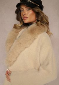 Renee - Beżowy Płaszcz z Dzianiny z Wełną Zdobiony Odpinanym Futrem Veliti. Okazja: na co dzień. Kolor: beżowy. Materiał: wełna, futro, dzianina. Długość rękawa: długi rękaw. Długość: długie. Wzór: aplikacja. Styl: klasyczny, casual, elegancki #3