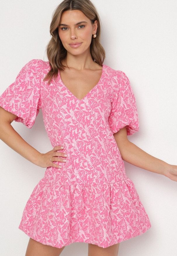 Born2be - Różowa Sukienka z Falbanką w Bombkę i Rękawami z Gumką Ninistea. Typ kołnierza: kołnierz z falbankami. Kolor: różowy. Długość rękawa: krótki rękaw. Sezon: lato. Typ sukienki: bombki. Styl: klasyczny, elegancki