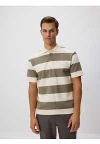 Reserved - Koszulka polo comfort w paski - oliwkowy. Typ kołnierza: polo. Kolor: oliwkowy. Materiał: bawełna, dzianina. Wzór: paski