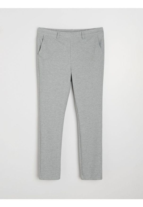 Sinsay - Spodnie slim fit z domieszką wiskozy - szary. Kolor: szary. Materiał: wiskoza