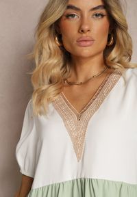 Renee - Beżowo-Zielona Sukienka Ozdobiona Koronką przy Dekolcie o Pudełkowym Kroju Vikia. Kolor: beżowy. Materiał: koronka. Wzór: koronka, aplikacja. Sezon: lato