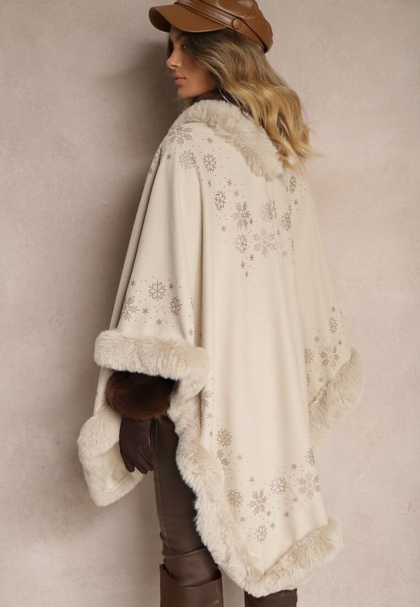 Renee - Jasnobeżowe Ponczo z Wełny i Wiskozy z Futerkiem i Błyszczącymi Cyrkoniami Issanel. Okazja: na co dzień. Kolor: beżowy. Materiał: wełna, wiskoza, futro. Wzór: aplikacja. Styl: wizytowy, casual, elegancki