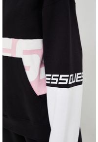 Guess bluza bawełniana damska kolor różowy z kapturem wzorzysta. Typ kołnierza: kaptur. Kolor: różowy. Materiał: bawełna #4