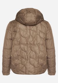 Born2be - Brązowa Pikowana Kurtka Przejściowa o Klasycznym Kroju z Kapturem Tavitte. Okazja: na spacer, na co dzień. Typ kołnierza: kaptur. Kolekcja: plus size. Kolor: brązowy. Materiał: poliester, jeans. Wzór: aplikacja. Styl: klasyczny #5