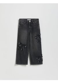 Reserved - Jeansy wide leg z aplikacjami - szary. Kolor: szary. Wzór: aplikacja