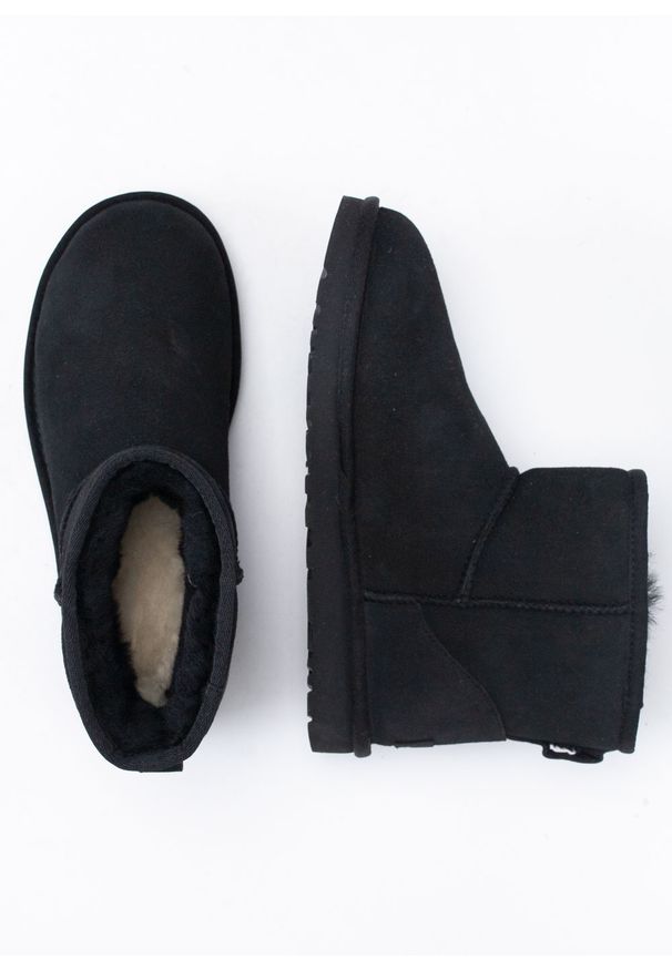 Ugg - UGG W Classic Mini II Buty zimowe damskie. Okazja: na co dzień, na plażę. Wysokość cholewki: przed kostkę. Kolor: czarny. Materiał: wełna, zamsz, materiał. Szerokość cholewki: normalna. Sezon: zima. Styl: młodzieżowy, klasyczny, casual, elegancki