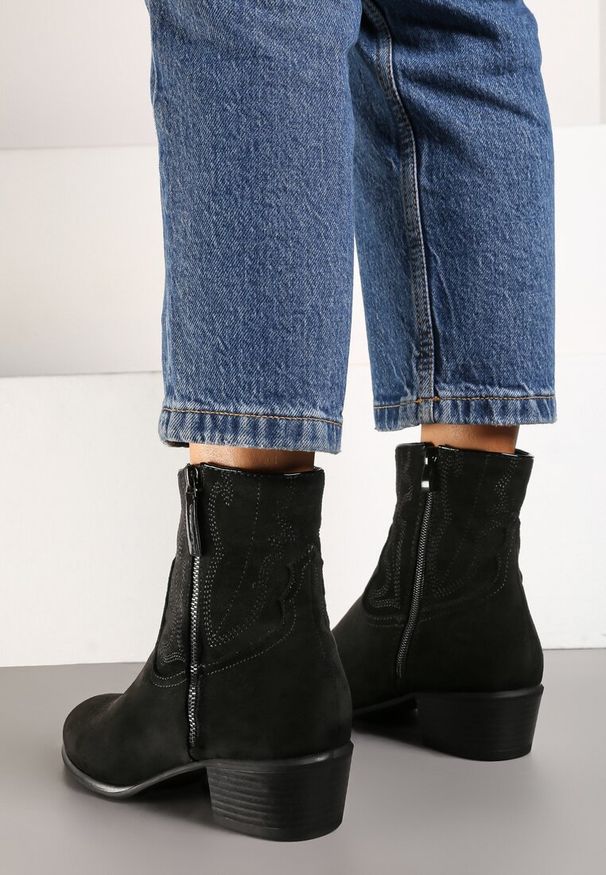 Renee - Czarne Botki Kowbojki z Delikatnym Haftem na Słupku Malwida. Okazja: na co dzień. Kolor: czarny. Materiał: jeans. Wzór: haft. Obcas: na słupku. Styl: casual, elegancki