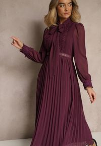 Renee - Ciemnofioletowa Plisowana Sukienka Maxi z Koronką i Paskiem Venila. Kolor: fioletowy. Materiał: koronka. Wzór: koronka. Długość: maxi #5
