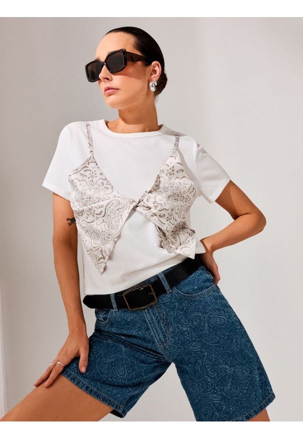 Sinsay - Koszulka z naszytym topem w print paisley - kremowy. Kolor: kremowy. Wzór: aplikacja, nadruk, paisley
