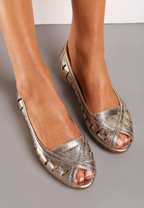 Born2be - Złote Balerinki Peep Toe z Ażurowymi Wycięciami i Skórzaną Wkładką Nafiarda. Okazja: na co dzień. Nosek buta: otwarty. Zapięcie: bez zapięcia. Kolor: złoty. Wzór: ażurowy. Materiał: skóra. Sezon: wiosna, lato. Obcas: na obcasie. Styl: wizytowy, elegancki, casual. Wysokość obcasa: niski