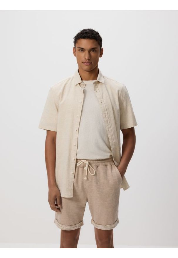 Reserved - Strukturalne szorty regular - beżowy. Kolor: beżowy. Materiał: bawełna, dzianina