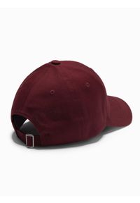 Ombre Clothing - Czapka męska bejsbolówka z daszkiem oraz prostokątną naszywką – bordowa V8. Kolor: czerwony. Materiał: bawełna. Wzór: aplikacja. Styl: klasyczny, sportowy, casual, elegancki #3
