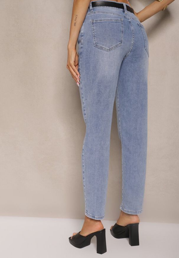Renee - Jasnoniebieskie Jeansy Mom Fit Regular Waist Galaviela. Kolor: niebieski. Wzór: haft. Styl: klasyczny