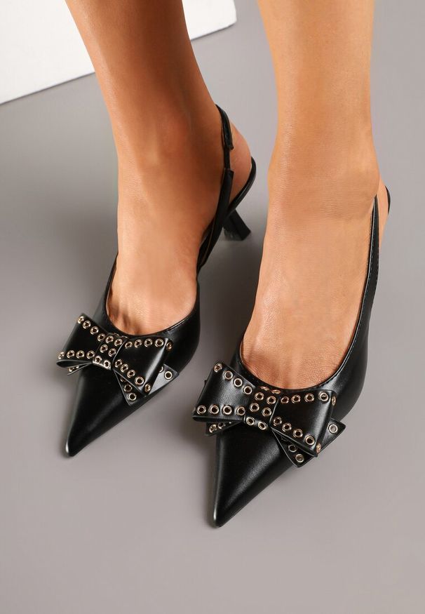 Renee - Czarne Sandały Slingback na Kaczuszce Zdobione Kokardą z Nitami Rizonna. Okazja: na co dzień. Kolor: czarny. Wzór: aplikacja. Obcas: na szpilce. Styl: elegancki, klasyczny, casual. Wysokość obcasa: średni