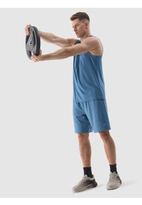 4f - Spodenki treningowe szybkoschnące męskie - niebieskie. Kolor: niebieski. Materiał: syntetyk, elastan, materiał, włókno, dzianina. Długość: krótkie. Wzór: ze splotem, jednolity, gładki. Sport: fitness #1