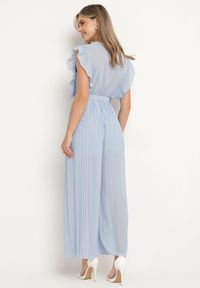 Born2be - Jasnoniebieski Plisowany Kombinezon z Szerokimi Nogawkami i Wiązanym Paskiem Audra. Okazja: na co dzień. Kolor: niebieski. Sezon: wiosna, lato. Styl: casual, elegancki #4