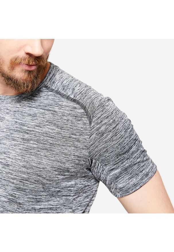 DOMYOS - Koszulka fitness męska Domyos krótki rękaw. Kolor: wielokolorowy, fioletowy, szary. Materiał: materiał, poliester. Długość rękawa: krótki rękaw. Długość: krótkie. Sport: fitness