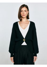 Big-Star - Sweter damski z wiskozy taliowany czarny Goldi 906. Okazja: na spotkanie biznesowe, na co dzień, do pracy, na randkę. Kolor: czarny. Materiał: wiskoza. Długość: krótkie. Styl: casual, klasyczny, biznesowy