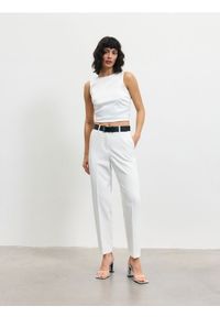 Reserved - Spodnie z paskiem - biały. Kolor: biały. Materiał: tkanina, wiskoza #1