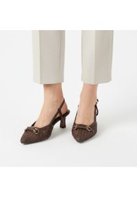 Czółenka damskie Tamaris, szpiczasty nosek odkryta pięta regulowany pasek stabilny obcas pleciona faktura ozdobny detal elegancki charakter, brązowe,. Nosek buta: szpiczasty. Zapięcie: pasek. Kolor: brązowy. Szerokość cholewki: normalna. Obcas: na obcasie. Styl: elegancki. Wysokość obcasa: średni #7