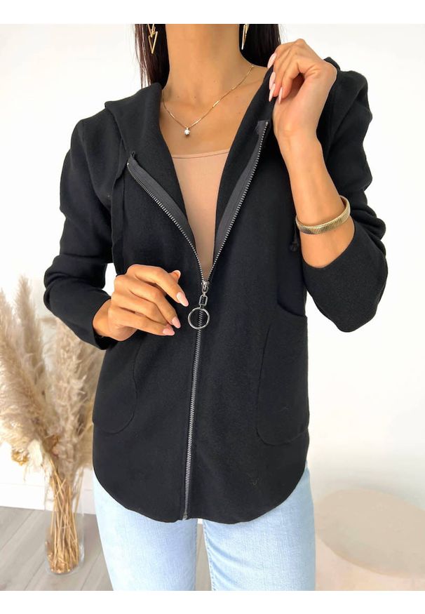 ModnaKiecka.pl - Czarny Rozpinany Sweterek z Kapturem 8382-528-C. Okazja: do pracy, na co dzień. Typ kołnierza: kaptur. Kolor: czarny. Materiał: wiskoza, elastan. Długość rękawa: długi rękaw. Długość: długie. Wzór: jednolity. Sezon: jesień. Styl: casual