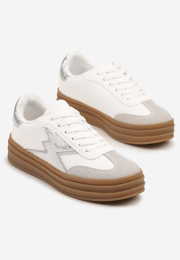 Renee - Srebrno-Białe Sneakersy w Stylu Tenisówek Ozdobione Geometrycznym Wzorem Tolivanna. Okazja: na co dzień. Zapięcie: sznurówki. Kolor: srebrny. Materiał: jeans. Wzór: aplikacja, geometria