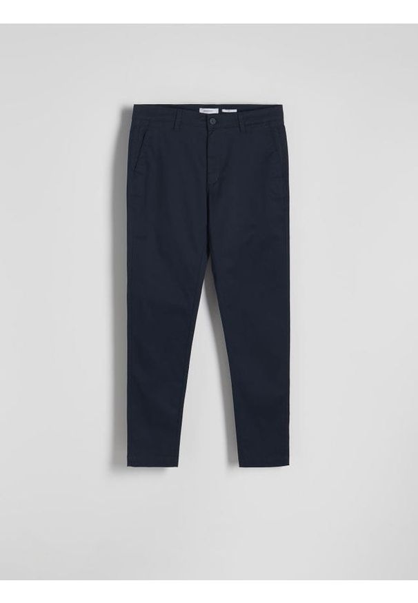 Reserved - Spodnie chino slim fit - granatowy. Kolor: niebieski. Materiał: tkanina, bawełna