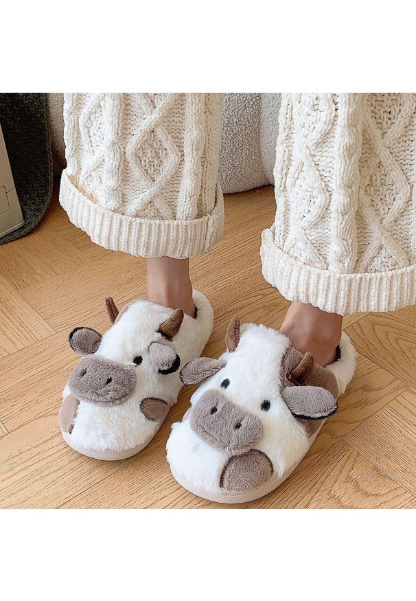 Intica - Klapki domowe w kształcie krowy z miękkiego materiału Gonnie. Okazja: do domu. Kolor: biały. Materiał: materiał. Styl: casual