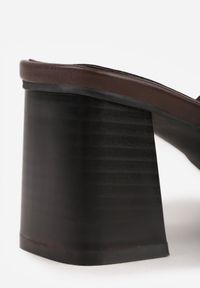 Born2be - Brązowe Minimalistyczne Klapki na Słupku z Odkrytym Kwadratowym Noskiem Monaera. Okazja: na co dzień, na ślub cywilny, na wesele. Kolor: brązowy. Wzór: gładki. Obcas: na słupku. Styl: casual, elegancki #2