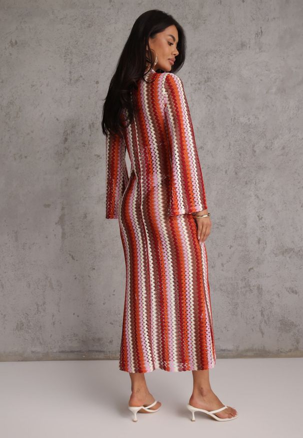 Renee - Bordowa Sukienka Dopasowana w Stylu Boho z Plecionego Materiału w Paski Nasehle. Okazja: na co dzień, na plażę. Kolor: czerwony. Materiał: materiał. Długość rękawa: długi rękaw. Wzór: paski. Typ sukienki: dopasowane. Styl: boho