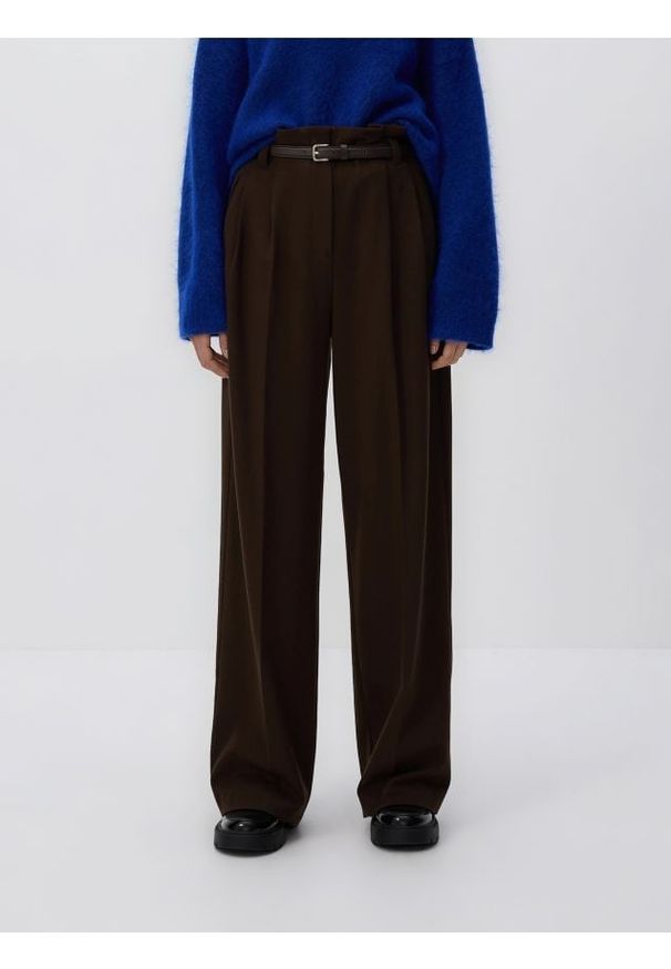 Reserved - Spodnie z paskiem - ciemnobrązowy. Kolor: brązowy. Materiał: tkanina, wiskoza