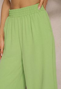 Renee - Jasnozielone Spodnie Palazzo z Gumką w Talii i Długością Nogawki 3/4 Moolia. Kolekcja: plus size. Kolor: zielony. Materiał: materiał