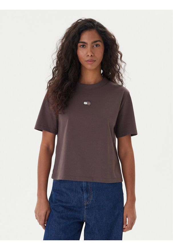 Tommy Jeans T-Shirt Badge DW0DW22202 Brązowy Boxy Fit. Kolor: brązowy. Materiał: bawełna