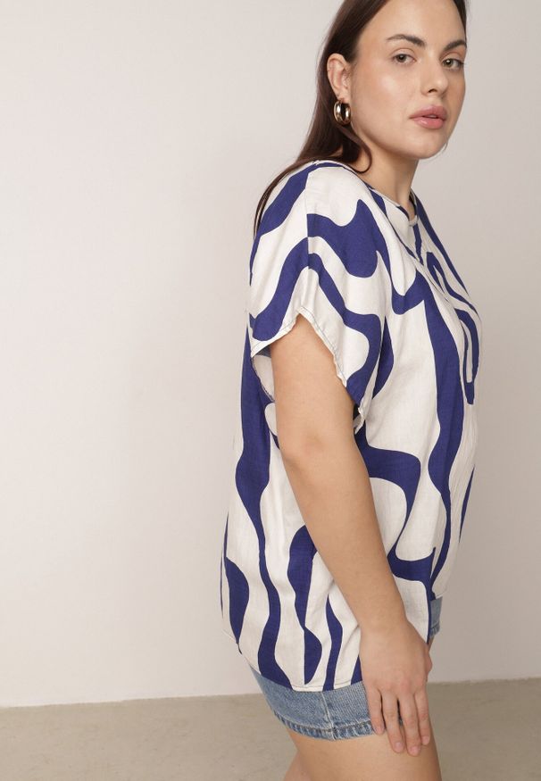 Born2be - Niebieska Wiskozowa Bluzka Oversize z Krótkim Rękawem w Abstrakcyjny Wzór Ginedina. Okazja: na co dzień, do pracy, na spotkanie biznesowe. Kolor: niebieski. Materiał: wiskoza. Długość rękawa: krótki rękaw. Długość: krótkie. Styl: casual, biznesowy, elegancki