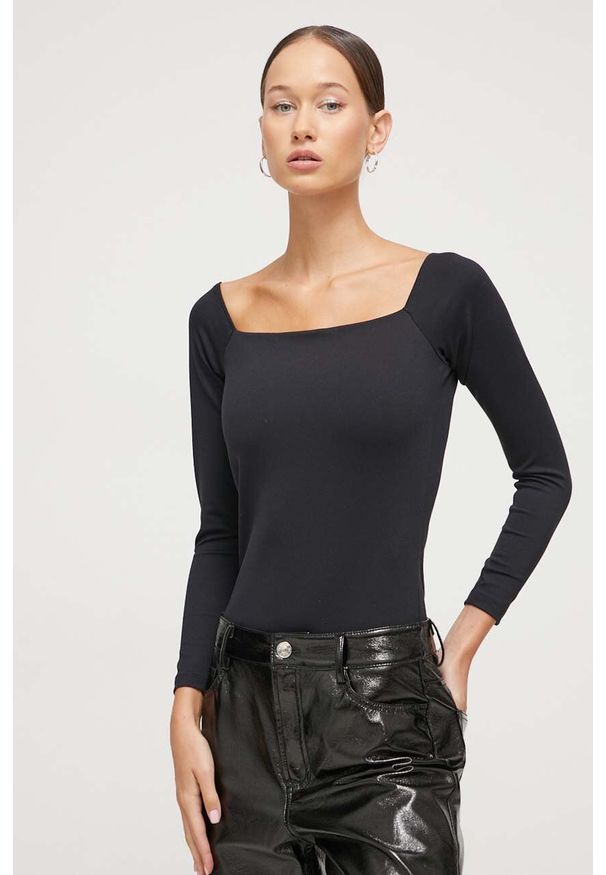 Abercrombie & Fitch body damskie kolor czarny. Typ kołnierza: dekolt w karo. Kolor: czarny. Materiał: dzianina. Długość: krótkie. Wzór: gładki