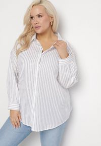 Born2be - Biała Koszula w Drobne Paseczki o Klasycznym Kroju z Podpinanymi Rękawami Ilerra. Okazja: na co dzień. Kolekcja: plus size. Kolor: biały. Materiał: bawełna, jeans, materiał. Długość rękawa: długi rękaw. Długość: długie. Wzór: aplikacja. Styl: klasyczny #5