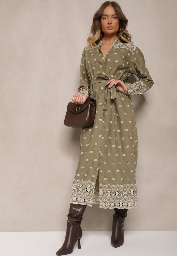 Renee - Zielona Koszulowa Sukienka Zdobiona Haftowanym Wzorem Wiązana w Pasie Tinnora. Kolor: zielony. Materiał: bawełna. Wzór: aplikacja, haft. Typ sukienki: koszulowe