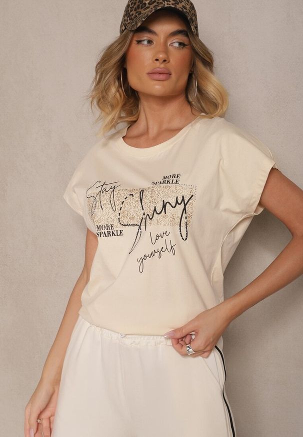 Renee - Beżowy Bawełniany T-shirt z Cyrkoniami Perłami i Rękawami Nietoperz Inellira. Kolor: beżowy. Materiał: bawełna. Wzór: aplikacja