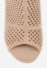 Born2be - Jasnobeżowe Ażurowe Sandały Vices na Obcasie Felileva. Okazja: na spotkanie biznesowe. Nosek buta: otwarty. Kolor: beżowy. Wzór: ażurowy. Sezon: lato. Obcas: na obcasie. Styl: klasyczny, biznesowy. Wysokość obcasa: średni #6