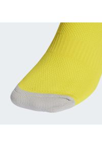 Getry piłkarskie Adidas Milano 23. Kolor: żółty. Materiał: elastan, poliester. Sport: piłka nożna #2